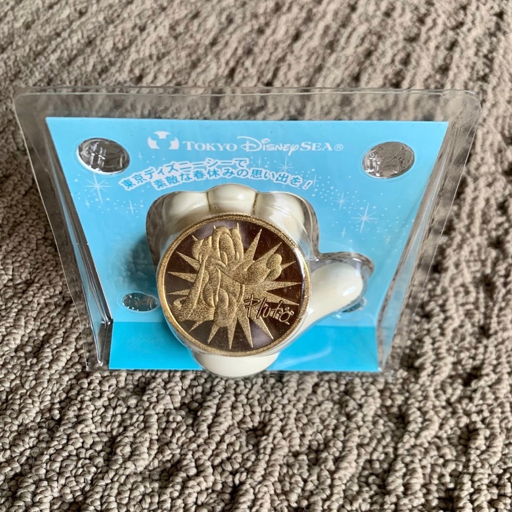 EXTREMELY RARE Disney coin + glove: PLUTO